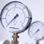 Đồng hồ áp suất có dầu là gì?